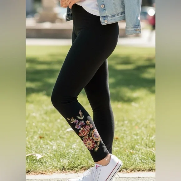 Paparazzi Black Floral Embroidery Leggings Size Small - Picture 2 of 11